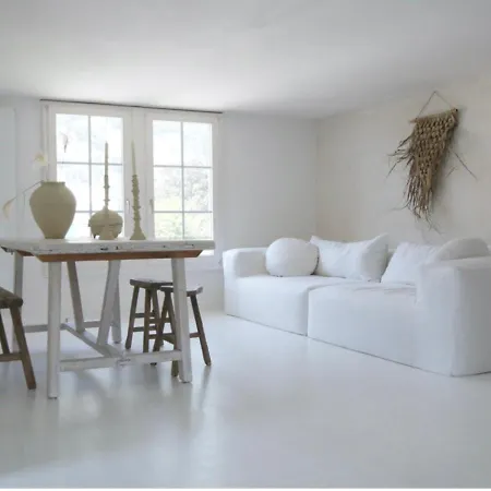 Ni Fravi Apartments, West Apartment *