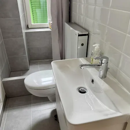 Ni Fravi Apartments, West